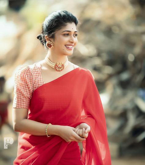 Aditi Prabhudeva, Small Puff Sleeve, Cotton Blouse Design, Saree Blouse Neck Designs, Traditional Blouse Designs, Hindi Actress, Blouse Design Images, Sari Blouse Designs, Silk Saree Blouse Designs