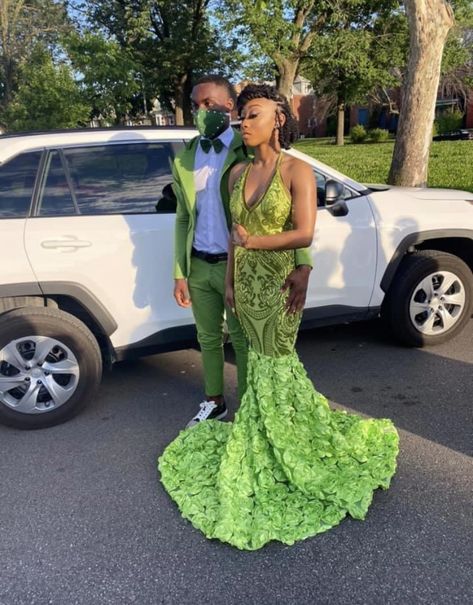 Green And Gold Prom Couple, Prom Outfits Black, Gold Prom Couple, Green And Gold Prom, Photography Group Poses, Prom Vibes, Prom Fits, Prom Dates, Girl Prom