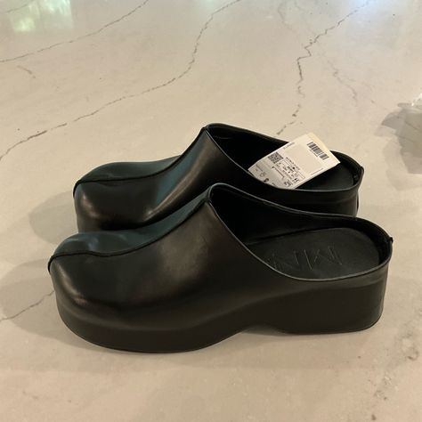 Nwt Black Minimalistic Clogs Black Clogs Outfit, Mango Shoes, Clogs Outfit, Black Clogs, Black Vegan, Leather Clogs, Mule Clogs, Clogs, New Fashion