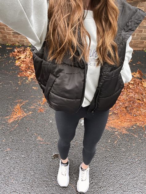 Cold Rainy Day Outfit Comfy, Cute Outfits Puffer Vest, Cute Outfits With A Black Vest, Outfits To Wear With A Black Vest, Cute Outfits With Black Vest, Cute Black Vest Outfits, Cute Winter Outfits With Vest, Outfit Ideas With Black Vest, Cute Outfits With Cropped Puffer Vest