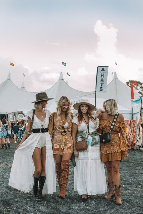 Festival style fashion - Don't you wish it could be summer all year round? Mode Coachella, Look Da Festival, Boho Music, Summer Festival Fashion, Boho Festival Outfit, Boho Brand, Look Festival, Fest Outfits, Estilo Hippy