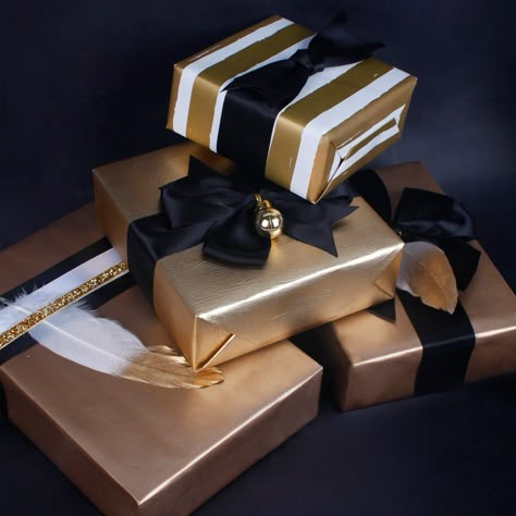 Gold Wrapped Presents, Gold Wrapped Gifts, Gold Wrapping Paper Ideas, Gold Gift Wrapping, Professional Gift Ideas, Cute Gift Wrapping Ideas, Gold Wrapping Paper, Baby Shower Wrapping, Elegant Gift Wrapping