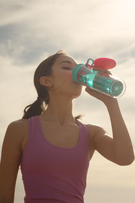 Exercising in the summer can be a big challenge for your body. Therefore staying hydrated is a must in hot whether! Before you go for your run or to a gym, let’s remember some basics! 💧 Drink water before, during and after doing sports. 💧 Don’t be afraid to get a sports drink to replenish electrolytes. 💧 Wear light colored and light weight clothes. 💧 Avoid to exercise during the hottest part of the day, usually between 1-3 pm. 💧 Use sunscreen. 💧 Ease up & know your limit. Sport Drink Photography, Water Bottle Lifestyle Photography, Girl Drinking Water, Water Bottle Sport, Running Hydration Pack, Sport Drink, Quick Workout Routine, Sports Bottle, After Running