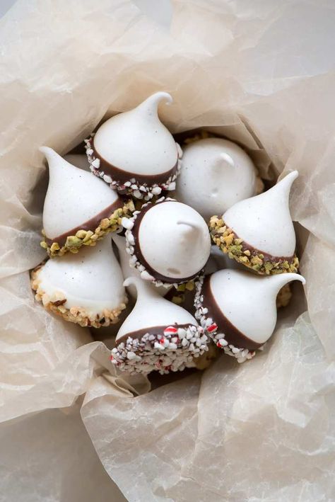 Decorated Cookies, Jul Mad, Meringue Kisses, Meringue Recipe, Ghirardelli Chocolate, Meringue Cookies, Fudge Brownies, Holiday Food, Chocolate Dipped