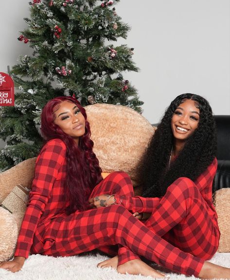 @ positiveidaa | @ theonlyneica on ig Photoshoot Ideas For Best Friends Black Christmas, Best Friend Pictures Christmas, Christmas Photoshoot Best Friends Black, Bestie Christmas Photoshoot, Bestie Holiday, Bestie Photoshoot, Bestie Christmas, Photoshoot Christmas, Holiday Shoot