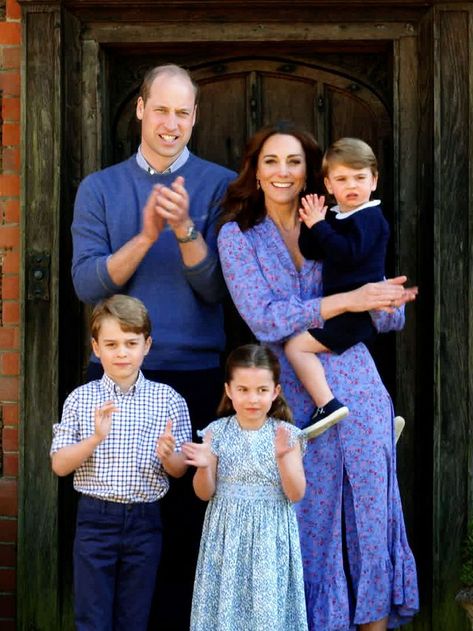 Jo Frost, Kate Middleton Pregnant, Kate Middleton Family, Prince William Et Kate, William E Kate, Family Dress, Princesa Charlotte, Royal Family Portrait, Duchesse Catherine