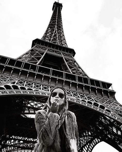 FOTOS QUE DEBES TOMARTE CUANDO VAYAS A PARIS - Fire Away Paris Paris Photo Ideas, Torre Eiffel Paris, Shotting Photo, Paris Pictures, Europe Photos, Photographie Inspo, Paris Photography, Paris Photo, Foto Poses