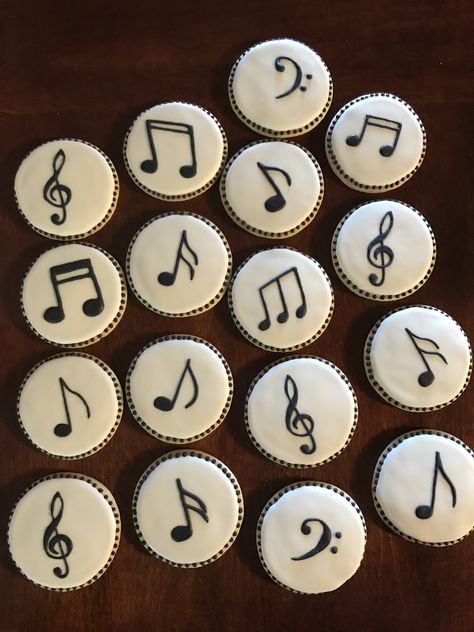 Music note cookies Music Note Decorations, Music Cupcakes Ideas, Music Themed Desserts, Music Note Cookies Decorated, Music Themed Cookies Decorated, Music Decorated Cookies, Music Cookies Decorated, Music Themed Food, Music Note Cake Ideas