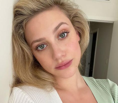 Lili Reinhart, Lili Reinhart Biography, Lili Reinhart Bio, Lili Reinhart Info, Lili Reinhart Details, Lili Reinhart Actress, Lili Reinhart Nationality Blone Hair, Best Drugstore Mascara, Lip Color Shades, Blonde Natural, Yellow Blonde, Celebrity Selfies, Lipstick For Fair Skin, Dior Lip Glow, Cool Blonde Hair