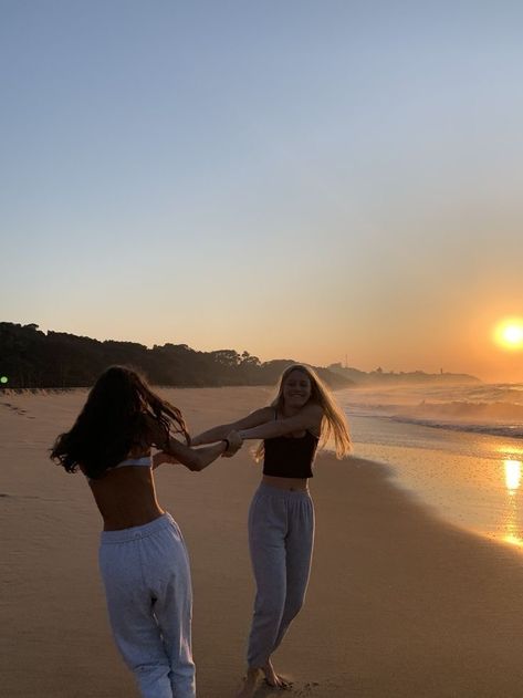 Foto Best Friend, Beach Instagram Pictures, Summer Picture Poses, Best Friend Poses, Beach Pictures Poses, Beach Friends, Best Friends Shoot, Best Friend Photos, Cute Friend Pictures