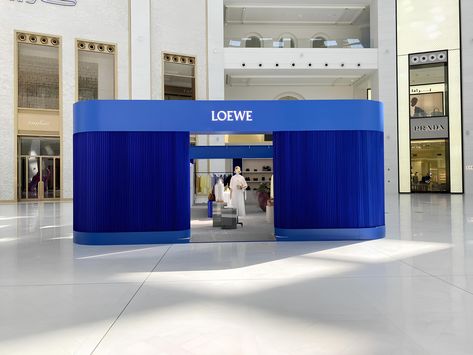 Loewe Temporary Store - Place Vendôme Mall by PARDGROUP. #WindowsWear #VisualMerchandising #VM #RetailDesign #Merchandising #Visuals #StoreDisplay #WindowDisplay Temporary Store, Retail Store Interior Design, Retail Inspiration, Kiosk Design, Store Design Interior, Space Architecture, May 2023, Store Displays, Store Interior