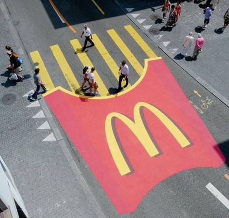 Anuncios publicitarios que llaman nuestra atención Guerilla Marketing Examples, Guerrilla Advertising, Funny Commercial Ads, Guerrilla Marketing, Pedestrian Crossing, Clever Advertising, Zebra Crossing, Peisaj Urban, 광고 디자인