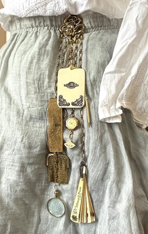 Diy Ren Faire Accessories, Ren Faire Diy, Victorian Chatelaine, Antique Things, Smelling Salts, Antique Accessories, Look Boho Chic, Fair Outfits, Army Knife