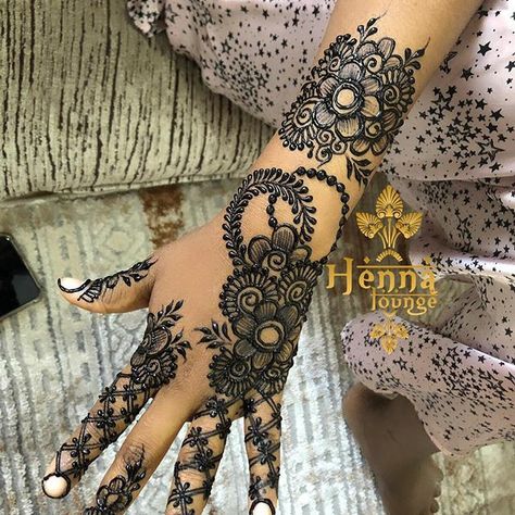 Long Easy Mehendi Designs, Somalia Henna Designs, Red And Black Henna Design, Black Henna Designs Somali, Red And Black Henna, Henna Designs Black, Somali Henna Designs, Henna Designs Somali, Henna On Dark Skin