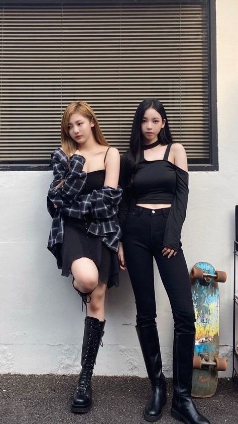 jan Twitter'da: "this duo https://t.co/82mCnBPUnJ" / Twitter Aespa Style, Bubble Chat, Mode Ulzzang, Ning Ning, Girls Run The World, Fade Styles, Korean Girl Fashion, Kpop Fashion Outfits, Artist Style