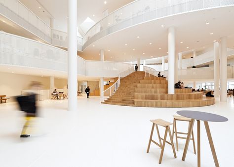 Adult education centre with an "amphi-staircase" draws inspiration from Mickey Mouse. How To Draw Stairs, Double House, Danish Architecture, Sustainable City, Modern Stairs, Interior Stairs, Modern Staircase, Odense, Education Center