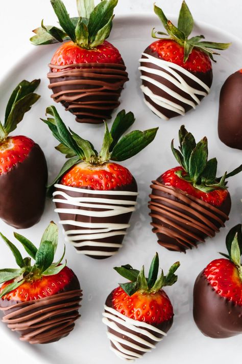 Make the perfect batch of chocolate covered strawberries (with tips!) for a delcious Valentine's Day dessert. Chocolate Covered Strawberries Recipe, Strawberry Health Benefits, Chocolate Covered Strawberry Recipe, Chocolate Pairings, Make Ahead Desserts, Strawberry Topping, Elegant Desserts, Chocolate Dipped Strawberries, Strawberry Dip