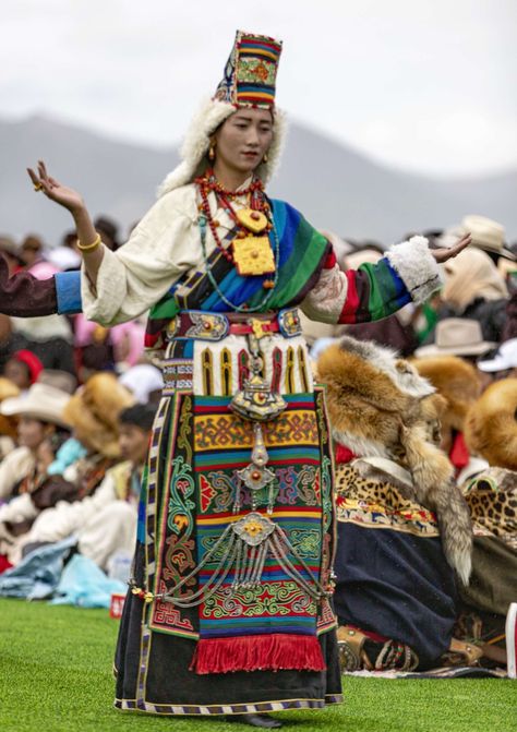 Tibet Culture, Tibetan Clothing, Boho Hippie Fashion, Tribe Fashion, Mongolian Clothing, Tibetan People, Cultural Clothing, Fashion Collection Inspiration, Steve Mccurry