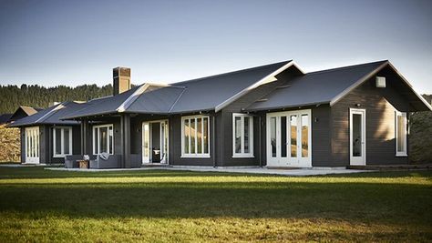 Grey Exterior House Colors, Gray House Exterior, Black Houses, Black Barn, Pintura Exterior, Grey Exterior, Grey Houses, Design Blogs, Casa Exterior