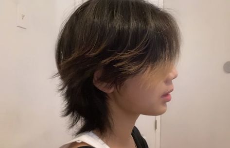 very layered hair cut ! Asian Short Wolfcut, Short Wolfcut Asian Hair, Straight Wolfcut Short, Tomboy Medium Haircut, Wolfcut With Straight Hair, Himeno Haircut, Asian Short Hair Styles, Layered Short, Short Mullet Wolfcut