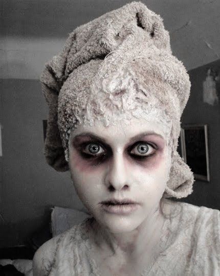 Ghost make up idea                                                                                                                                                     More Maquillage Halloween Zombie, Halloween Pauroso, Den Mrtvých, Läskig Halloween, Ghost Makeup, Makeup Zombie, Halloweenský Makeup, Creepy Eyes, Drag Make-up