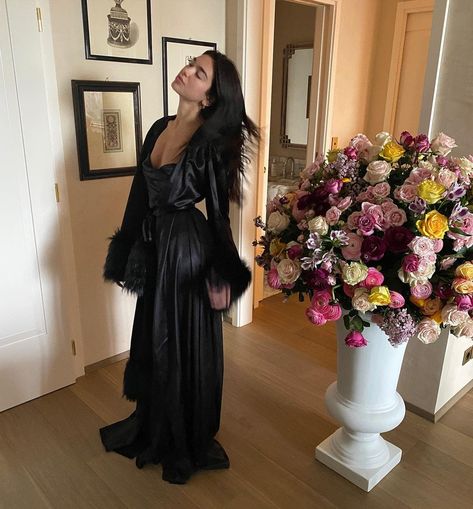 Black Silk Robe, Morticia Addams, Silk Robe, Dua Lipa, Christina Aguilera, Looks Chic, Rich Girl, Black Silk, Outfit Inspirationen