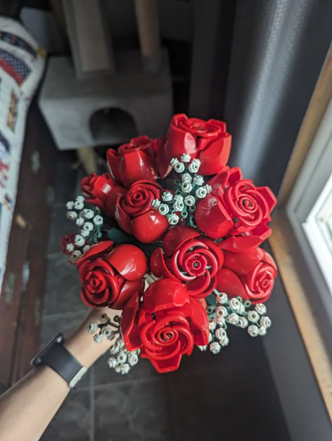 I'm not sure about you guys but these would be the perfect Valentine's gift for me!!:) Lego Roses Bouquet, Picture Walls, Flowers For Home, Random Dump, Lego Creative, Surprises For Her, Bouquet Of Roses, Lego Room, Nothing But Flowers