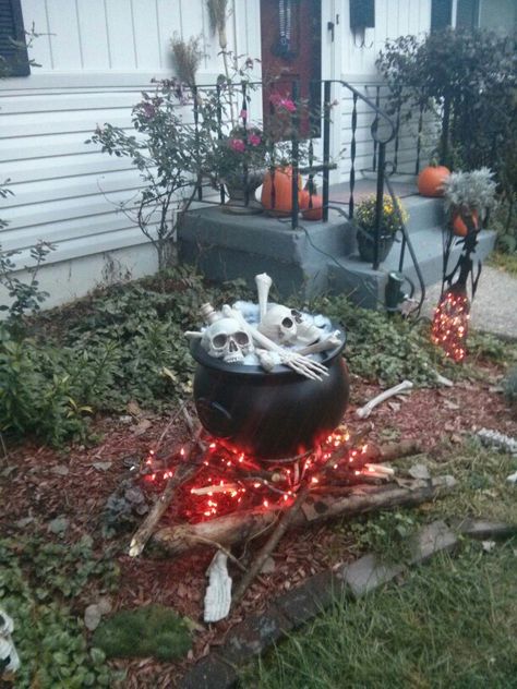 Witch Cauldron Front Yard, Witches And Cauldron, Diy Cauldron Stand, Skeleton In Cauldron, Cauldron Halloween Decoration, Garden Cauldron, Skeleton Cauldron, Lab Decorations, Outdoor Witch