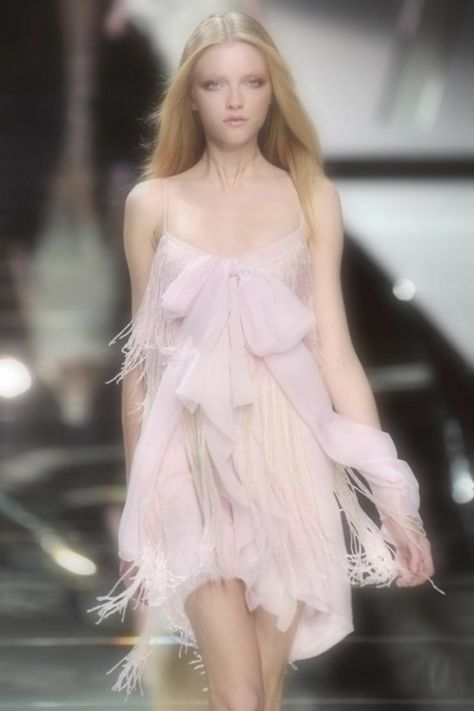 Pink Runway, Runway Fashion Couture, Runway Outfits, 여름 스타일, Claudia Schiffer, Naomi Campbell, Runway Models, Elie Saab, Looks Vintage