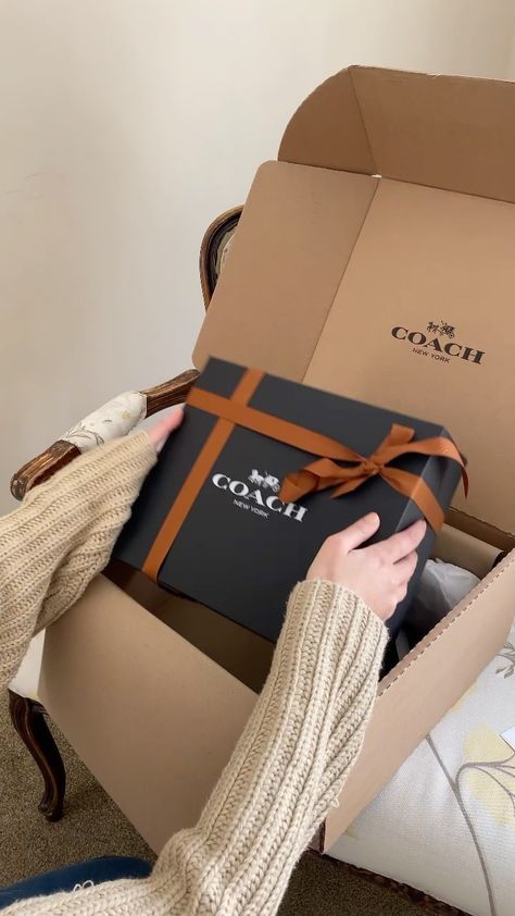 Coach Unboxing, Shopping Bags Aesthetic, Coach Shopping Bag, Coach Aesthetic, Branded Gift Bags, Present Bag, Christmas Lovers, Coach New York, Classic Brown