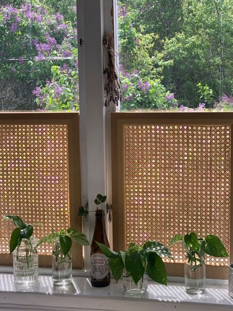 Privacy Bedroom Window, Picture Over Window, Cane Privacy Screen Window, Cane Privacy Screen, Tension Curtain Rods Ideas, Cane Screen Window, Cane Window Screen, Types Of Curtains, Diy Window