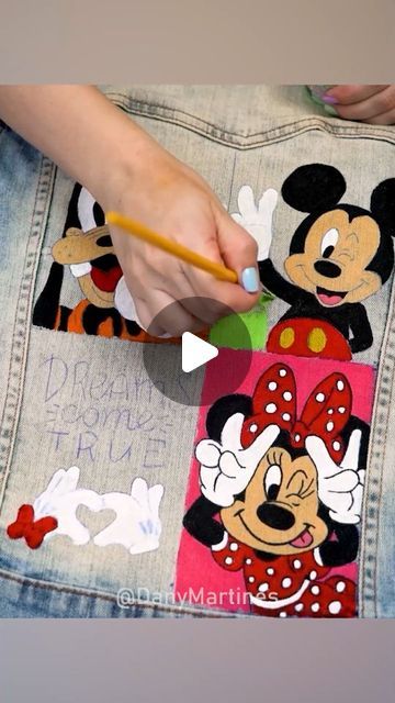 DIYs da Dany Martines on Instagram: "Customizando Jaqueta Jeans da Disney 🤩
Para moldes e vídeo completo, acesse danymartines.com e pesquise por Jaqueta

#DIY #FaçaVoceMesmo #DanyMartines #ComoFazer #FacildeFazer #GastandoPouco #PassoaPasso #PAP #Jaqueta #Jeans #Disney" Jeans Jacket Diy Ideas, Disney Jean Jacket Diy, Disney Jeans Diy, Jean Jacket Diy, Jacket Diy, Diy Denim Jacket, Crazy Ideas, Diy Jacket, Denim Diy