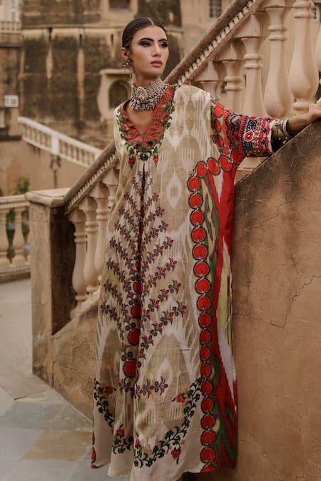 Rajdeep Ranawat, Kaftan Tunic, Angrakha Style, Tunics Online, Mode Hippie, Beige Silk, Silk Kurta, Silk Kaftan, Embroidered Neckline