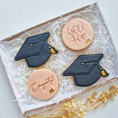 Congrats Cookies, Graduation Cap Cookies, Embossed Cookies, Yummy Sugar Cookies, Graduation Present, Fun Baking, Graduation Cookies, Graduation Presents, Fondant Cookies