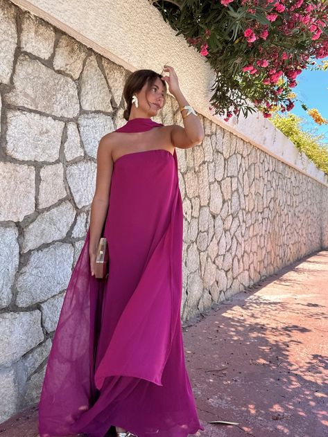 Strapless Dress With Shawl, Gala Dresses Aesthetic, Colorful Formal Dress, Elegant Flowy Dress, Wedding Guest Dress With Shawl, Strapless Dress Styling, Wedding Summer Dress Guest, Strapless Dress With Scarf, Dress With Shawl Wedding Guest