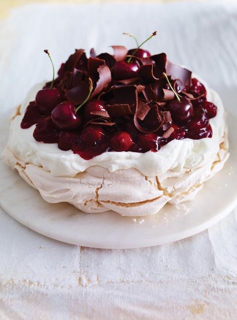 Tort Special, Pavlova Dessert, Pavlova Cake, Meringue Desserts, Berry Sauce, Pavlova Recipe, Meringue Cake, Cherry Recipes, Food Cakes