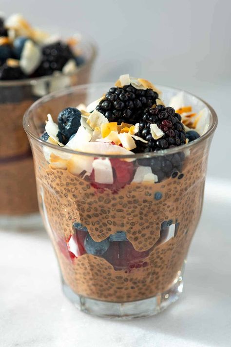 This creamy chocolate chia seed pudding tastes amazing and doubles as an easy make ahead breakfast or dessert. High Protine, Inspired Taste, Easy Chocolate Pudding, Banana Muffins Easy, Chocolate Chia Seed Pudding, Chia Pudding Recipe, Chia Seed Recipes Pudding, Chocolate Chia Pudding, Instagram Recipes