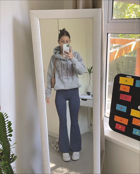 Sweatshirt With Flare Pants, Flared Jogging Pants Outfit, Fleece Flare Pants Outfit, Low Waisted Flare Leggings Outfit, Hoodie And Flared Pants, Lulu Flare Pants Outfit, Outfits With Blue Flare Leggings, Flare Pants And Hoodie Outfit, Flared Leggings With Converse