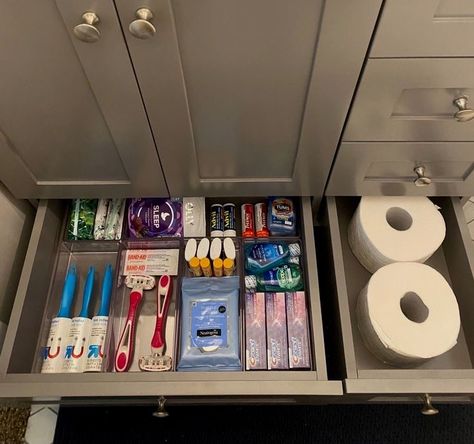 ˚୨୧⋆ @bella2angel Guest Drawer Bathroom, Guest Bathroom Drawers, Guest Bathroom Drawer Organization Ideas, Guest Bathroom Organization Ideas, Guest Bathroom Drawer Organization, Guest Bathroom Organization, Bathroom Drawer Organization Ideas, Ideas For Bathrooms, Guest Amenities