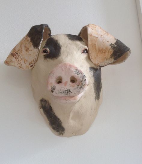 Ceramic pig head by Lea Hind Ceramic Animal Heads Wall, Pottery Pigs Ceramics, Animal Paper Mache, Clay Sculpture Ideas, Clay Mask Art, Paper Mache Animal Head, Pig Ceramic, Pig Sculpture, Animal Head Wall