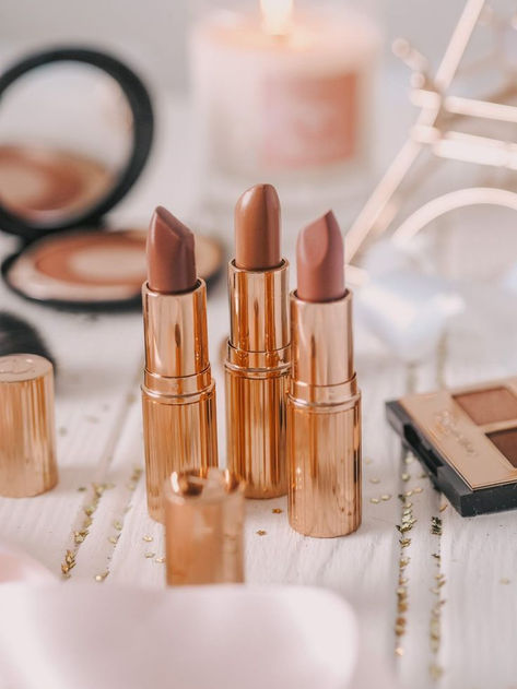 Charlotte Tilbury Pillow Talk Lipstick, Lipstick For Pale Skin, Makeup Organizing Hacks, Matte Make Up, Nude Lipstick Shades, Pillow Talk Lipstick, Alat Makeup, Diy Makeup Vanity, Lipstick For Fair Skin