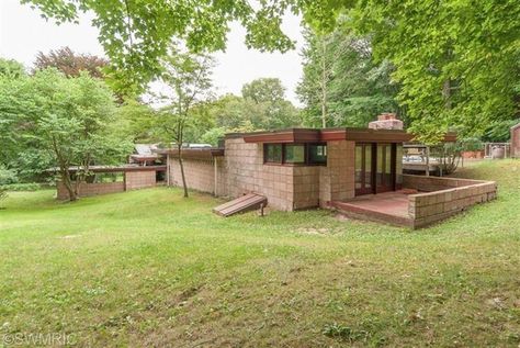 The Acres - Samuel Eppstein Residence / 11090 Hawthorne Dr, Galesburg, MI / 1948 / Usonian / Frank Lloyd Wright Frank Loyd Wright House, Frank Loyd Wright Houses, Prairie Style Architecture, Usonian Style, Frank Lloyd Wright Usonian, Frank Lloyd Wright Buildings, Frank Lloyd Wright Design, Frank Lloyd Wright Homes, Prefab Home