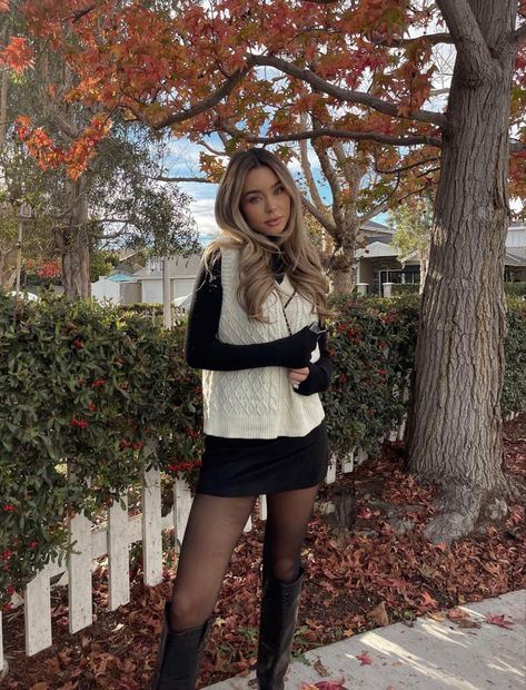 Sierra Furtado Outfits, Hair Stylist Outfit, Vintage Chic Fashion, Sierra Furtado, Model Runway, Stylist Outfit, London Outfit, Fall Fit, Cute Winter Outfits