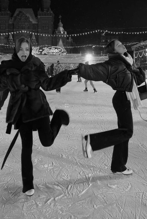 Cute Ice Skating Outfit With Friends, Ice Skating Aesthetic Outfit Friends, Ice Skating Inspo Pics, Ice Skating Poses With Friends, Skater Friends Aesthetic, Winter Skating Outfit, Outfit Schlittschuhlaufen, Iceskating Friends Outfits, Ice Skating Outfit With Friends