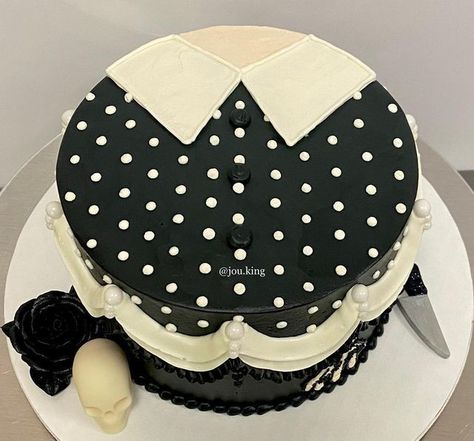 Wednesday Addams Cake Ideas, Wednesday Addams Cake, Wednesday Addams Party Ideas, The Addams Family Halloween, Wednesday Addams Party, Rapunzel Cake, Dance Cakes, Halloween Themed Birthday Party, Halloween Baby Shower Theme