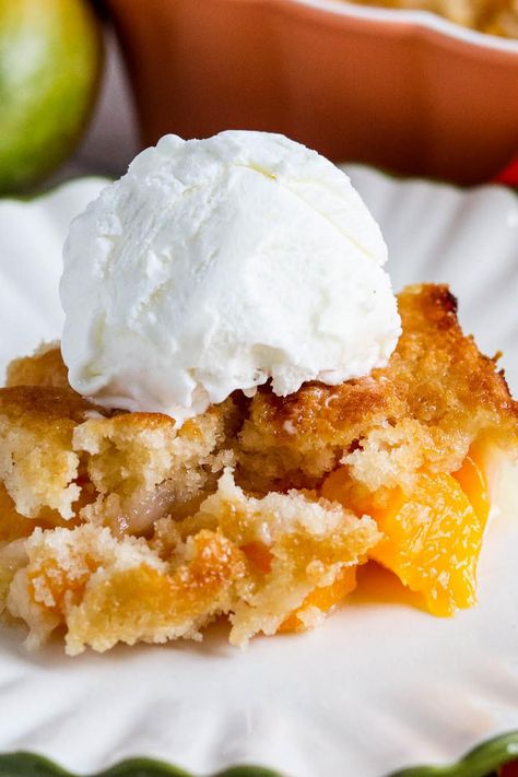 Peach Mango Cobbler, Mango Cobbler Recipes, Mango Recipes Dessert, Mango Cobbler, Mango Pie Recipe, Lemon Cupcake Recipe, Cream Cheese Sugar Cookies, Tropical Desserts, Cobbler Easy