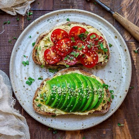 Zeynep Dinç on Instagram: “Savory #sourdough toasts with hummus, #avocado & cherry tomatoes with a sprinkle of hemp seeds 💚 By @happyskinkitchen  #toastsforall…” Hummus Avocado, Tomato Sandwich, Bobby Flay, Hemp Seeds, Sourdough Bread, Cherry Tomatoes, Avocado Toast, Hummus, Food Blogger