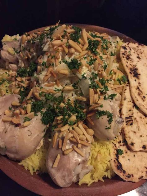 Jordanian Mansaf, Jordanian Food, Yemeni Food, Middle East Food, Yogurt Chicken, Eastern Cuisine, Middle Eastern Recipes, Arabic Food, Turkish Recipes