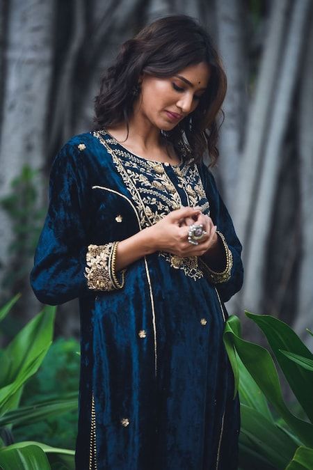 Velvet Embroidered Kurta Set Velvet Salwar Suit, Velvet Salwar, Velvet Dresses Outfit, Heena Kochhar, Embroidery Zardozi, Punjabi Suits Party Wear, Velvet Kurta, Punjabi Suit Boutique, Zardozi Embroidery