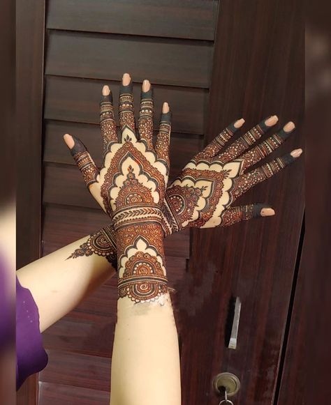 Mehendi Designs Bridal, Outfits For Bride, Bride Mehendi, Mehendi Lehenga, Lehenga For Bride, Mehendi Designs For Hands, Mehendi Bridal, Design Mehendi, Finger Tattoo Ideas